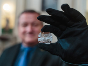 Gabčík a Kubiš na pamětní medaili. Jablonecká mincovna představuje národní hrdiny