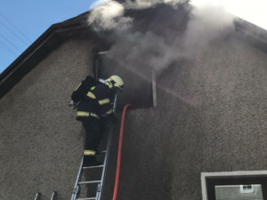 VIDEO: V Pohořanech hořel rodinný dům. Dva lidé se zranili, přiletět musel i záchranářský vrtulník