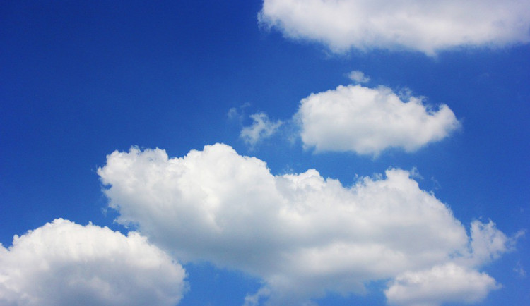 POČASÍ NA ÚTERÝ: Teploty místy překročí třicet stupňů Celsia, večer ale přijde déšť