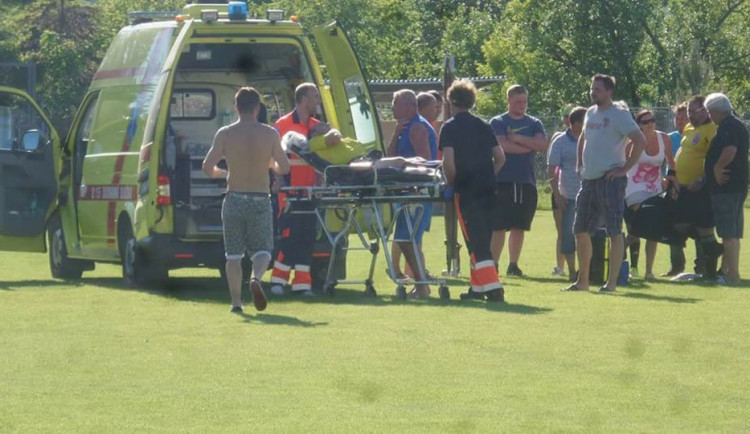 AKTUALIZOVÁNO: Na fotbale v Drahanovicích se strhla mela. Hráč škrtil rozhodčího, ten musel být odvezen sanitkou