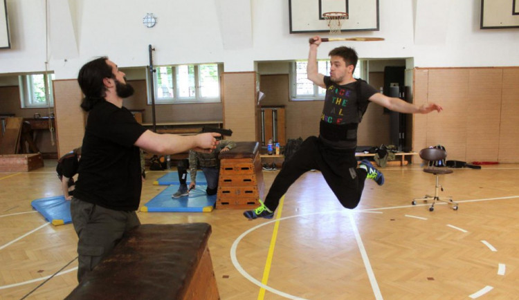 Absolvent Univerzity Palackého natáčí v Praze akční film s Jiřím Mádlem