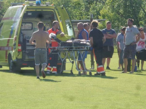 AKTUALIZOVÁNO: Na fotbale v Drahanovicích se strhla mela. Hráč škrtil rozhodčího, ten musel být odvezen sanitkou