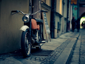 Motorkáři vběhlo dítě do cesty. Ten se mu stačil vyhnout, ale se svou motorkou skončil na zemi