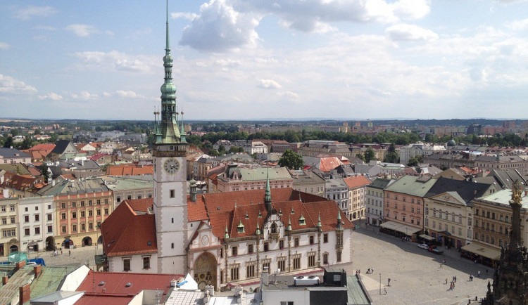 Střecha olomoucké radnice neodolala přívalovému dešti. Provoz magistrátu bude částečně omezen