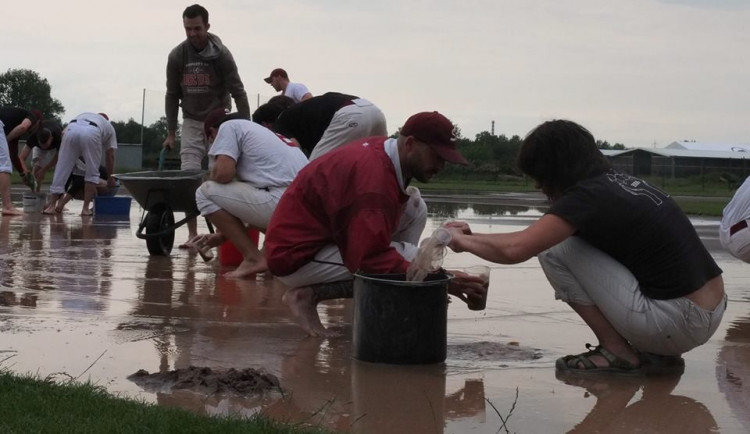 FOTO: Baseballový zápas přerušila bouřka. Hráči i diváci vysoušeli hřiště