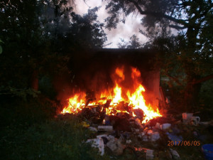 Na Chelčického ulici hořela hromada odpadků. Požár objevili olomoučtí strážníci