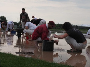 FOTO: Baseballový zápas přerušila bouřka. Hráči i diváci vysoušeli hřiště