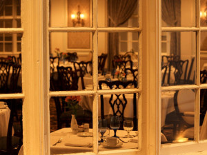 Policii zalarmoval zloděj, který lezl oknem do restaurace. Ukázalo se, že to byla uklízečka