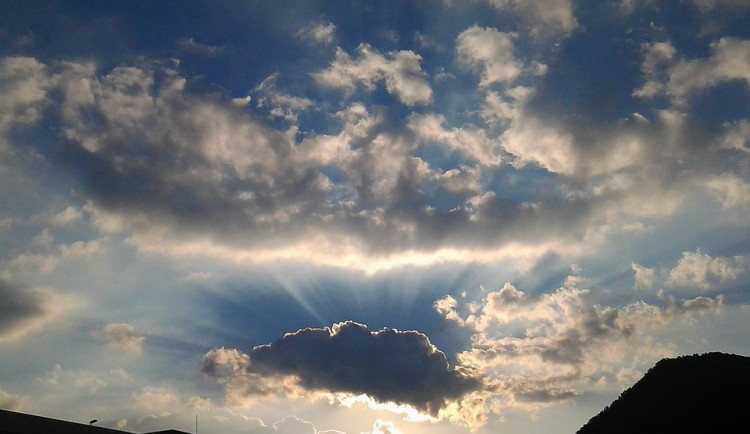 POČASÍ NA PÁTEK: Na obloze zasvítí celý den sluníčko a bude krásných pětadvacet stupňů