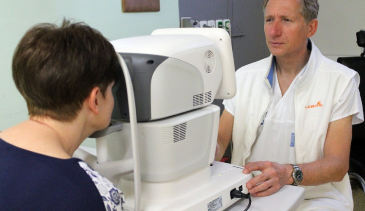 Nemocnice Prostějov má nový moderní přístroj na vyšetření zraku