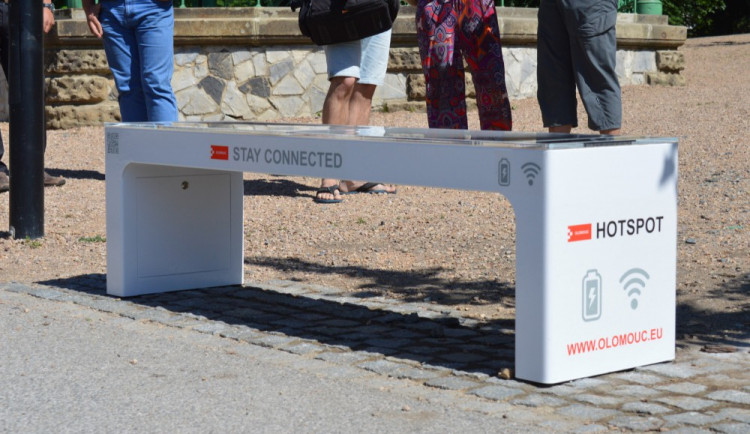 FOTO: Na třech místech v Olomouci už fungují chytré lavičky. Připojíte se na WiFi i dobijete telefon