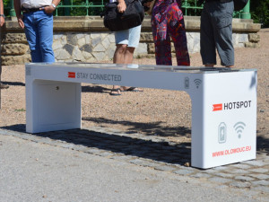 FOTO: Na třech místech v Olomouci už fungují chytré lavičky. Připojíte se na WiFi i dobijete telefon