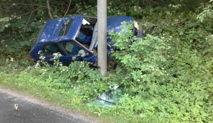 Mladý řidič nezvládl svůj vůz a na chodníku srazil ženu. Ta zraněním na místě podlehla