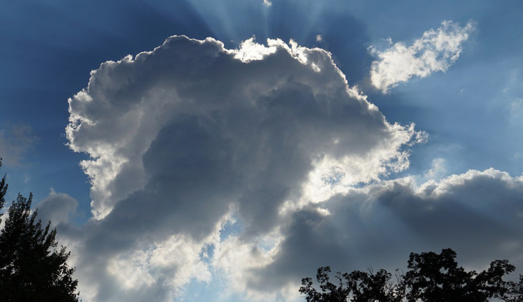 POČASÍ NA PÁTEK: Čekejte přeháňky, zataženou oblohu a teploty kolem dvacítky