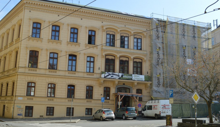 Oprava střechy městské knihovny v Olomouci skončila dřív než bylo v plánu