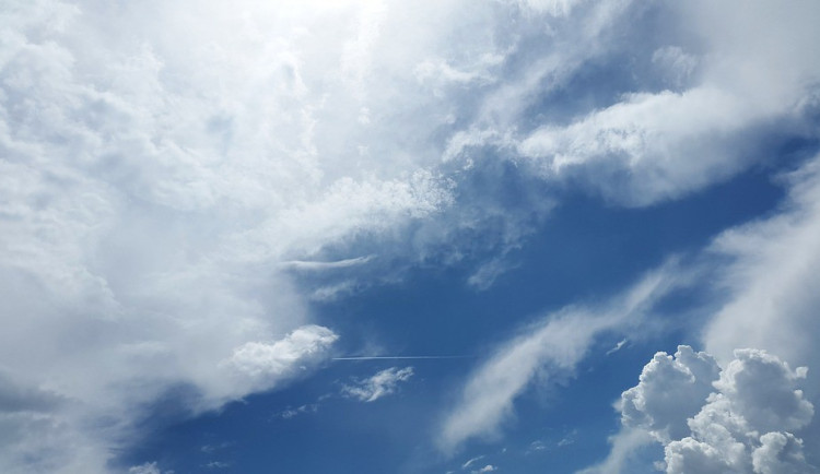 POČASÍ NA NEDĚLI: Bude spíše zataženo, mraky zmizí až k večeru. Teploty čekejte nad dvacítkou