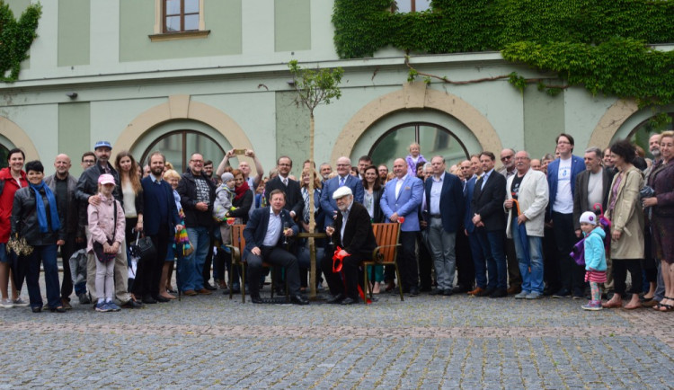 FOTO: Rektor UP Miller a bývalý rektor Jařab slavnostně odhalili ve zbrojnici Lavičku Václava Havla