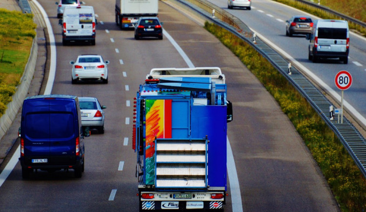 AKTUÁLNĚ: Na D35 havaroval autobus, na místě je několik zraněných. Komunikace je uzavřena