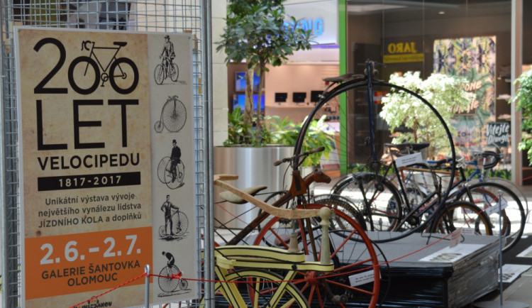 Galerie Šantovka představuje vývoj cyklistiky. Vystavuje více než 70 historických kol