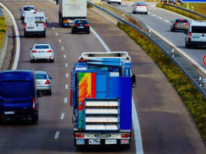 AKTUÁLNĚ: Na D35 havaroval autobus, na místě je několik zraněných. Komunikace je uzavřena