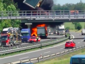 AKTUALIZOVÁNO: Na dálnici u Olšan hoří návěs od kamionu, převážel plasty