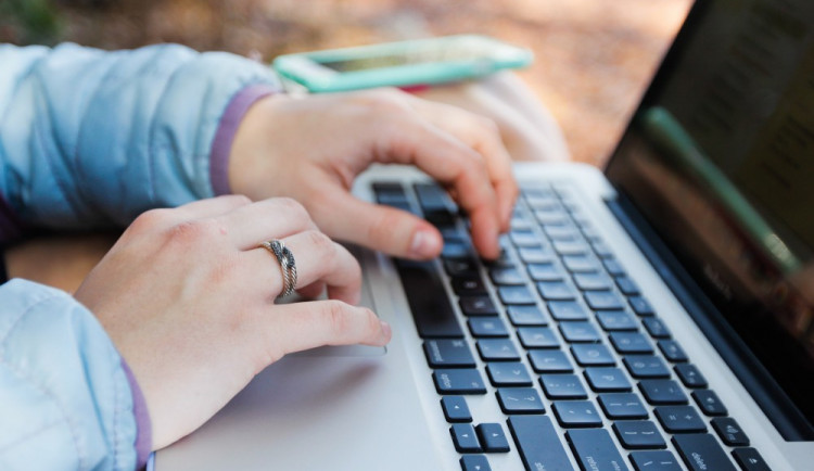 Muž vydíral mladou ženu a nutil ji k sexuálním praktikám před webkamerou. Hrozí mu čtyři roky