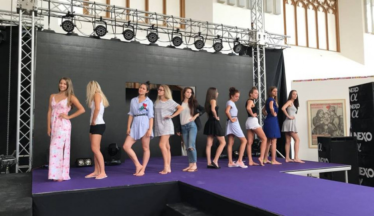 ŽIVĚ: Sledujte finále Maturantky roku 2017, v boji o korunku je deset krásných středoškolaček