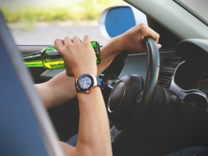 Dva muži se zákazem řízení sedli za volant, jeden pod vlivem omamných látek, druhý alkoholu