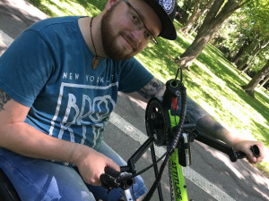 I přes svůj handicap chce Tomáš sportovat. Potřebuje ale pomoct, aby si mohl pořídit speciální handbike