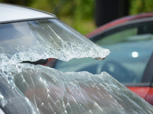 Auto s třemi pasažéry narazilo do vodárenského domu, všichni se zranili