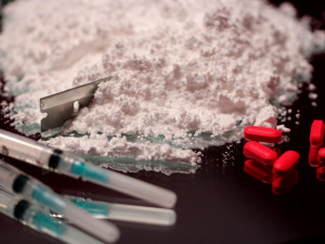 Mladý řidič usedl za volant pod vlivem alkoholu a pervitinu. Kvůli agresivitě byl odvezen do cely