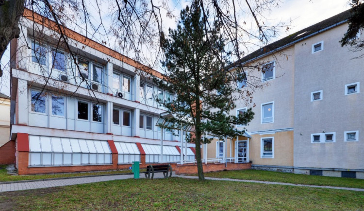 Nemocnice ve Šternberku dostane přes prázdniny nová okna, výtahy i střechu