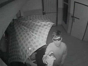 Dva muži podezřelí z krádeže kola posprejovali kameru, která je i přesto natočila. Pomozte je najít