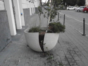 Květináč před Café New One nevydržel kopance od vandalů