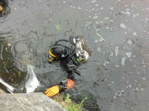 FOTO: Hasiči se snaží utěsnit prosakující stavidla na rybníku v areálu zámku v Čechách pod Kosířem