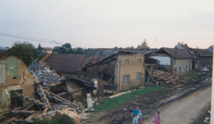 Charita vyšle do ulic kameloty. Rozdají povodňový zpravodaj - 20 let poté