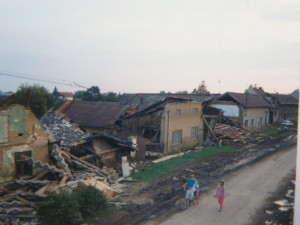 Charita vyšle do ulic kameloty. Rozdají povodňový zpravodaj - 20 let poté