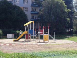 Stavba dětského hřiště v Ručilově ulici se chýlí ke konci. Dvě hřiště u třídy Kosmonautů jsou opravené