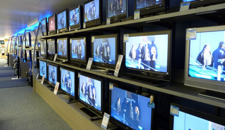 Zloději z nákladního auta ukradli 225 televizí v hodnotě přesahující milion korun