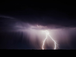 V celém Česku hrozí až do večera silné bouřky. Vítr má dosahovat 70 kilometrů za hodinu