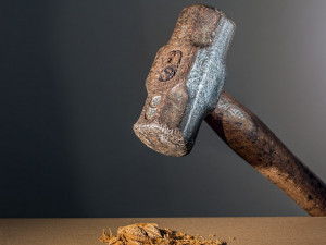 Opilý muž vyhrožoval manželce s kladivem a motorovou pilou. Nadýchal 3,7 promile