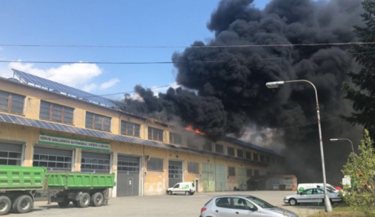 Ve Chválkovicích hořela střecha v průmyslové zóně, požár likvidovalo osm jednotek hasičů