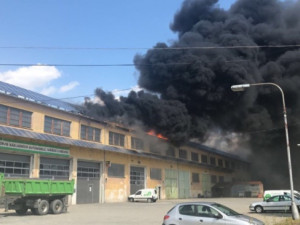 Ve Chválkovicích hořela střecha v průmyslové zóně, požár likvidovalo osm jednotek hasičů