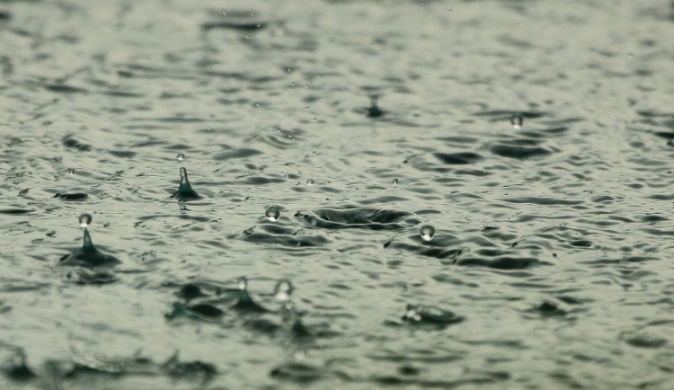 Českem se proženou přívalové deště. Moravu zasáhnou v pondělí