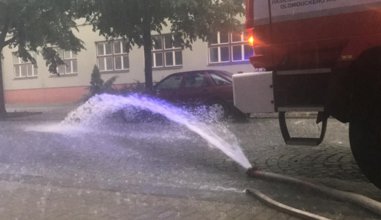 AKTUALIZOVÁNO: Silné bouřky zaměstnávají hasiče. Nejvíce na Prostějovsku, poté na Olomoucku