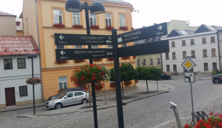 Ve Šternberku už se neztratíte. Do ulic byl nainstalován nový informační systém pro pěší