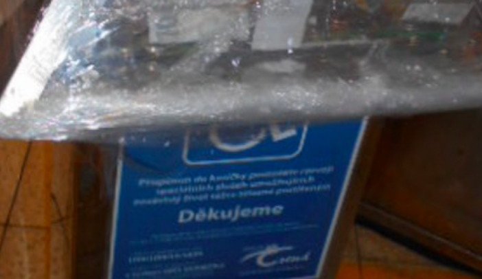 Chlapci se snažili vybírat peníze ze zapečetěné kasičky pro handicapované, chytila je ostraha