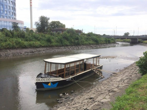 FOTO: Řeka Morava na chvíli odkryla své dno. Ololoď bude stát až do soboty