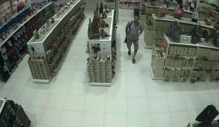 VIDEO: Muž v nestřežené chvíli ukradl ženě z kabelky peněženku. Jeho počínání zachytila kamera