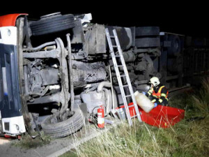 Kamion se převrátil na cyklostezku. Dvacet litrů nafty se vylilo do půdy